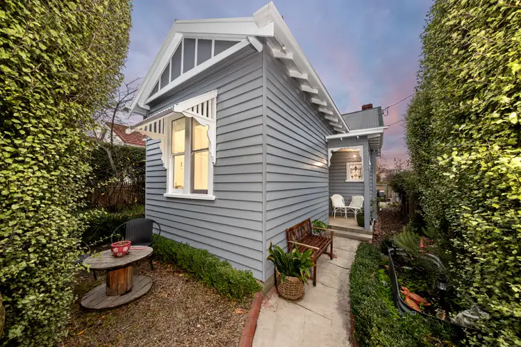 225 Drummond Street South