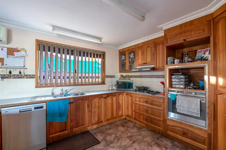 Fifth view of Homely house listing, 2 Leahe Close, Sale VIC 3850