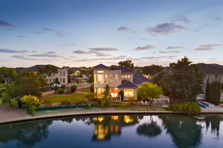 17 Panorama Way, Sanctuary Lakes VIC 3030