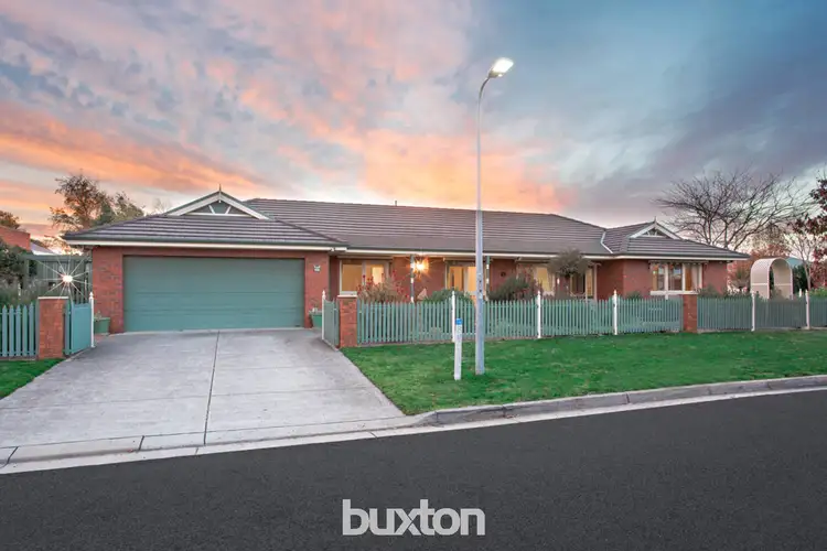 1 Faversham Avenue, Lake Gardens VIC 3355