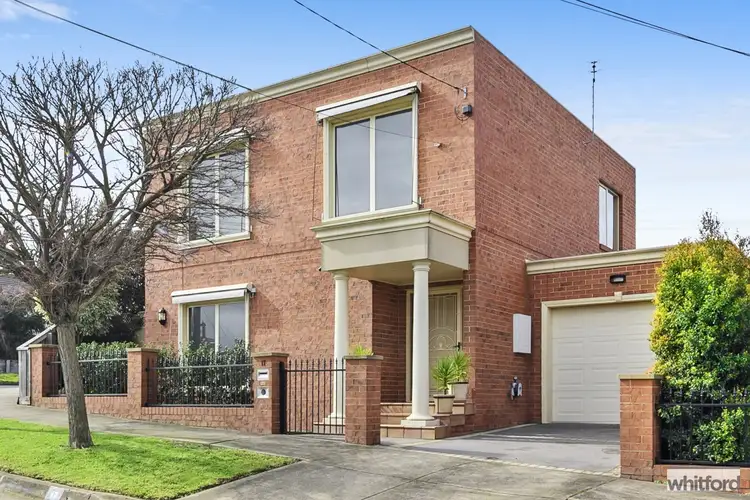 17 Craigie (cnr Dundee Plc) Road, Newtown VIC 3220