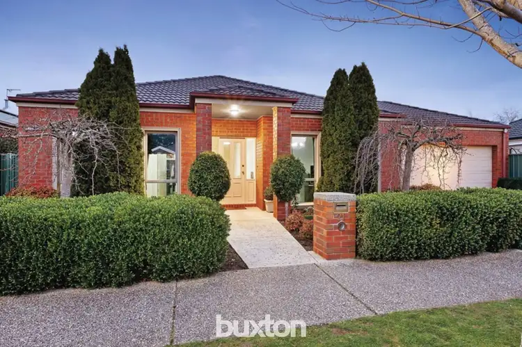 21 St Helens Avenue, Lake Gardens VIC 3355