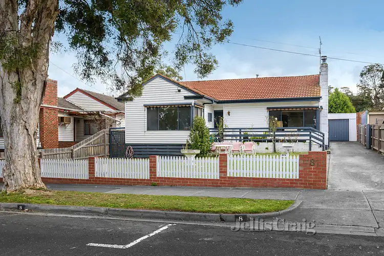 8 Hillside Crescent