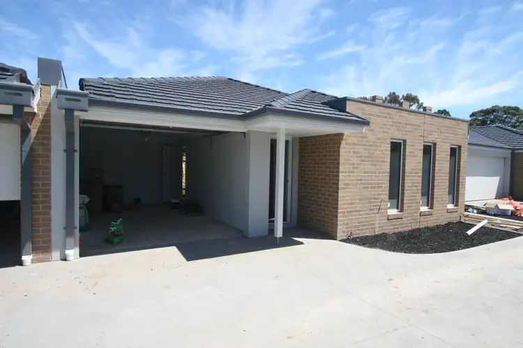 2/11 Henty Street, Pakenham VIC 3810