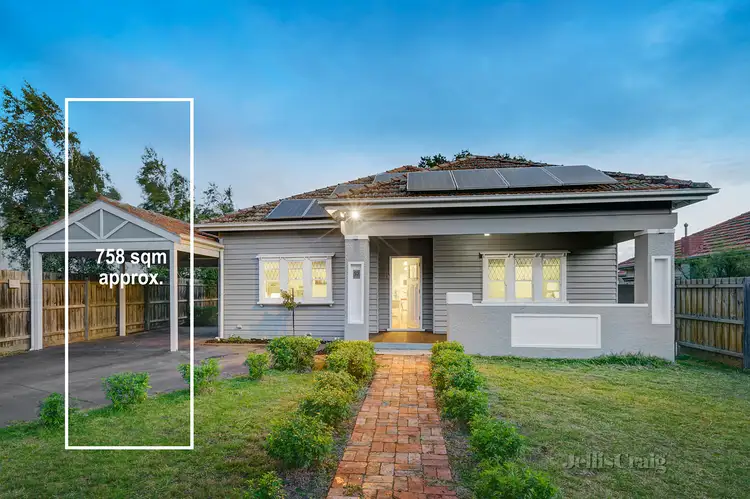 52 Eleebana Avenue, Hughesdale VIC 3166