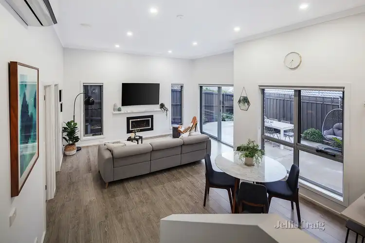 2/17 Glen Katherine Drive, St Helena VIC 3088
