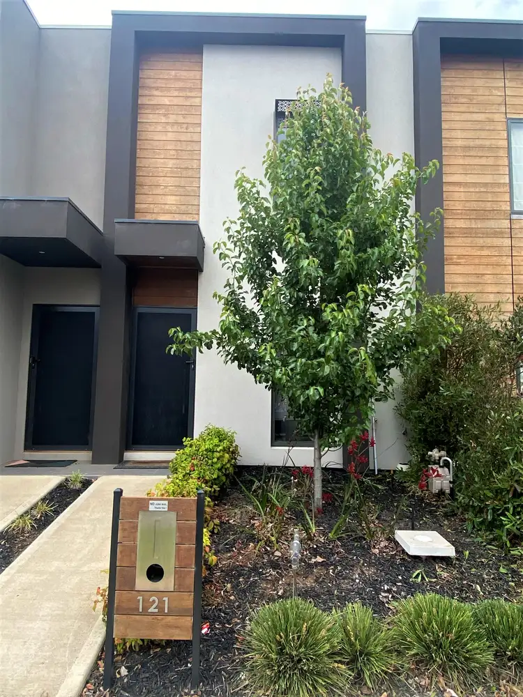 121 Waterhaven Boulevard, Point Cook VIC 3030