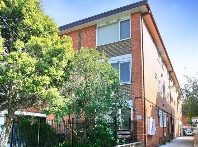 4 Gurner Street