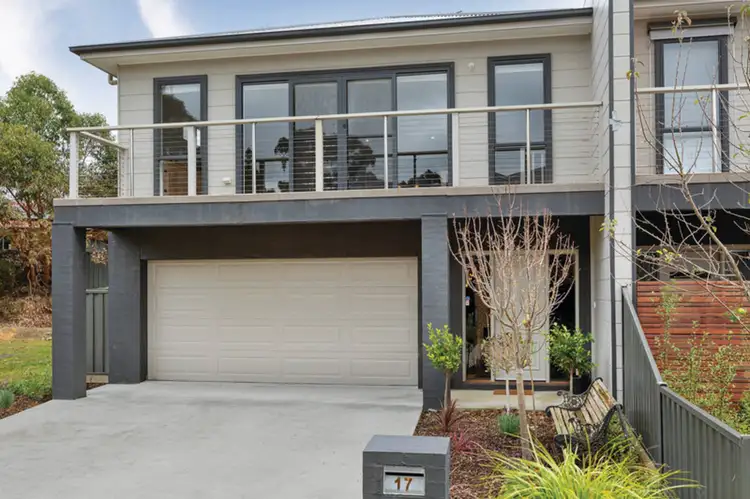 17 Lucia Crescent, Mount Clear VIC 3350