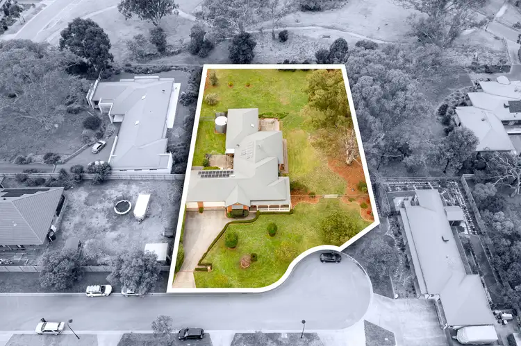 8 Holstein  Place, Doreen VIC 3754