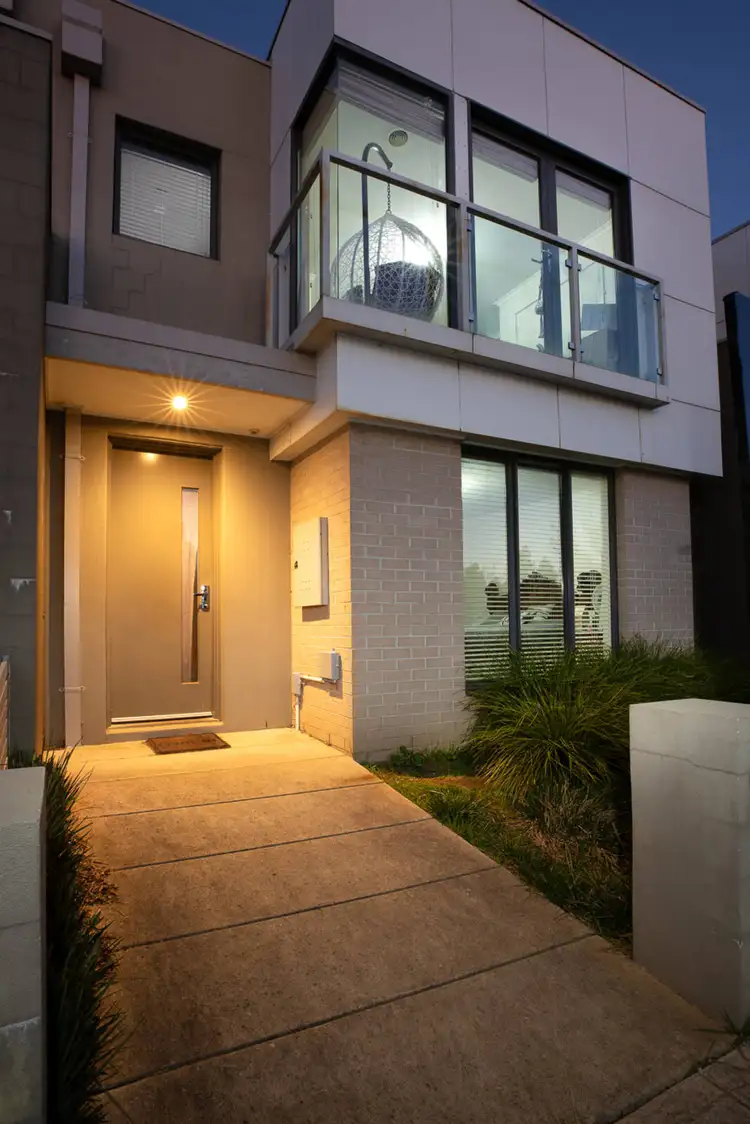 Main view of Homely townhouse listing, 7 Sunline Avenue, Alfredton VIC 3350