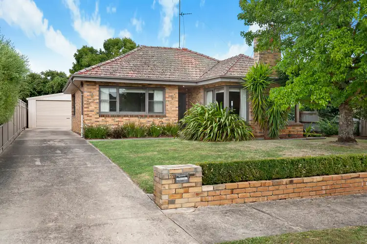 11 Orama Avenue, Wendouree VIC 3355