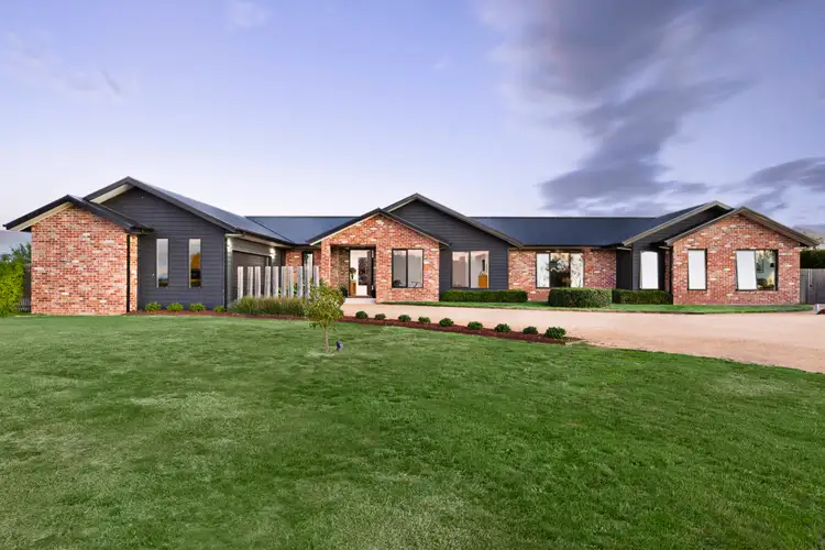 9 Diamond Drive, Cardigan Village VIC 3352