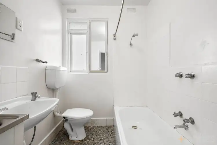 Fifth view of Homely apartment listing, 1/122 Glen Huntly Road, Elwood VIC 3184