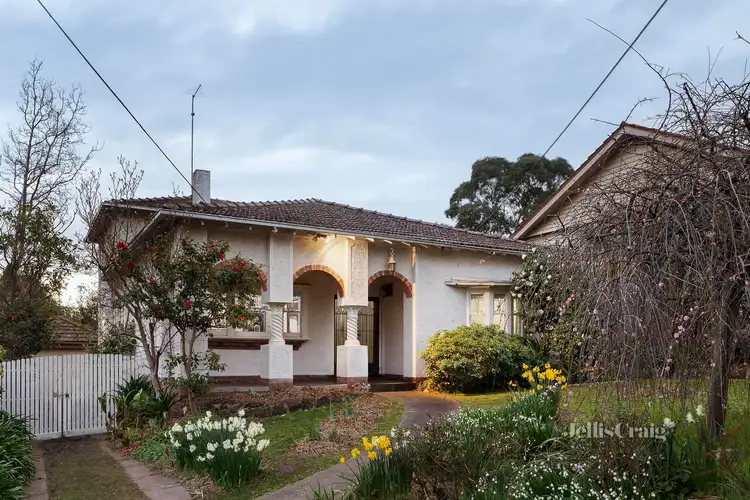 17 Hopetoun Grove, Eaglemont VIC 3084