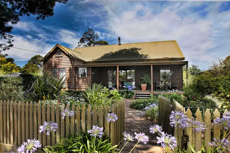 56 East Street, Woodend VIC 3442
