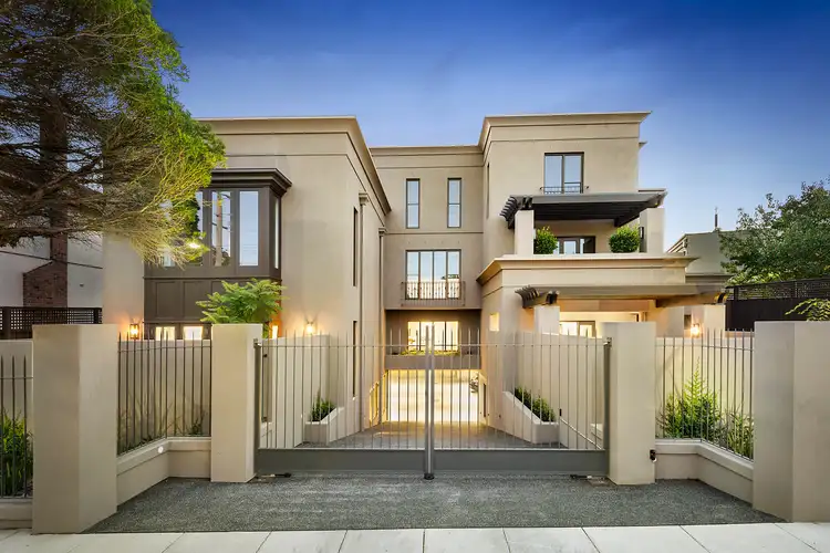 3/4 Carnarvon Road, Caulfield North VIC 3161