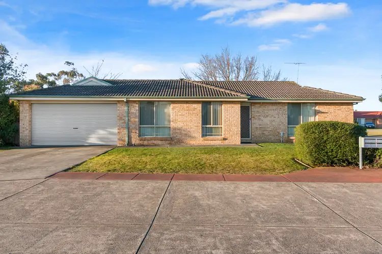 4 Lauren Square, Pakenham VIC 3810
