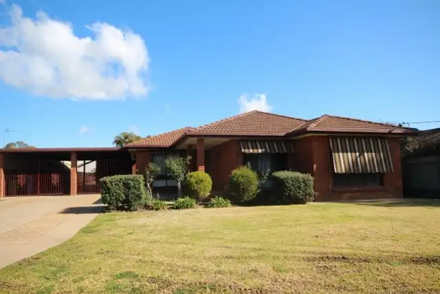 2 Gregory Crescent, Lake Albert NSW 2650