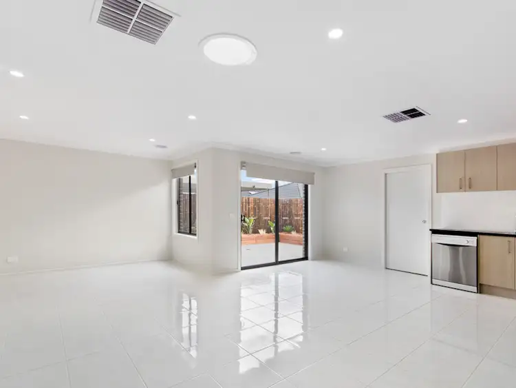Sixth view of Homely house listing, 2 Maryann Way, Tarneit VIC 3029
