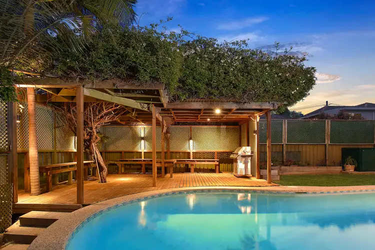 11 Hannons Avenue, Peakhurst NSW 2210