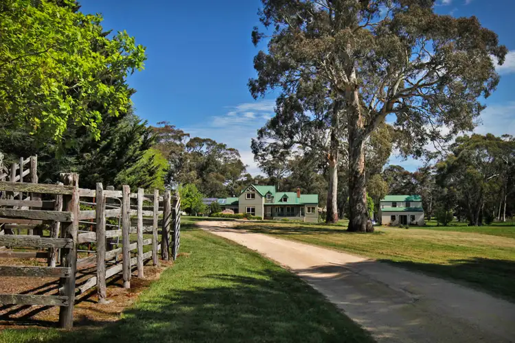 85 Mahoneys Road, Woodend VIC 3442