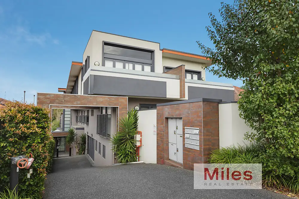 Main view of Homely apartment listing, 2/198 Lower Heidelberg Road, Ivanhoe East VIC 3079