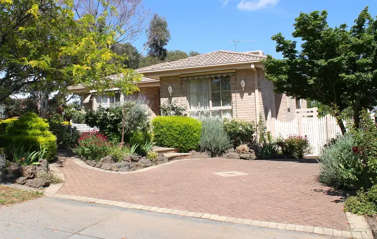 25 Valley View Crescent, Berwick VIC 3806