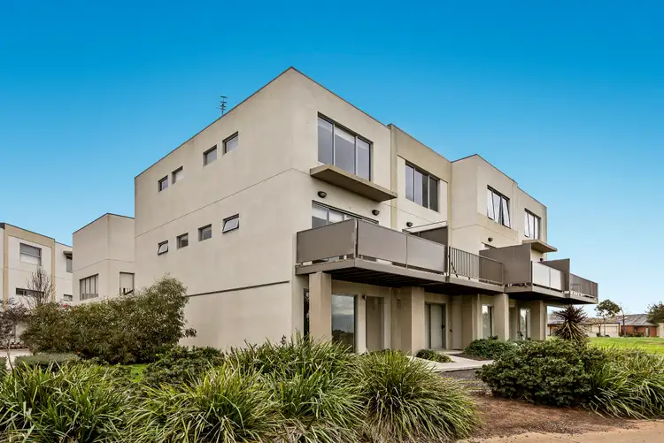 27/1 Clearwater Rise Parade, Truganina VIC 3029