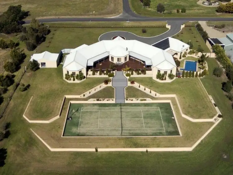21 Highfield Drive, Longford VIC 3851