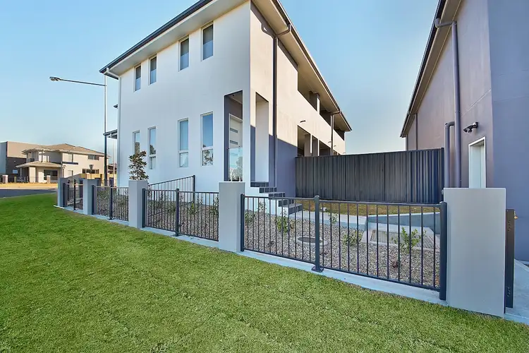 4/2 Shannon Way, Oran Park NSW 2570