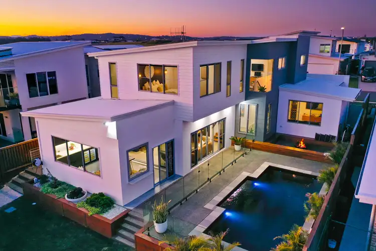 18 Waterside Way