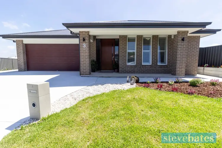 3 Maxus Close