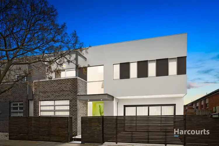 2/17 Viewbank Walk, Caroline Springs VIC 3023