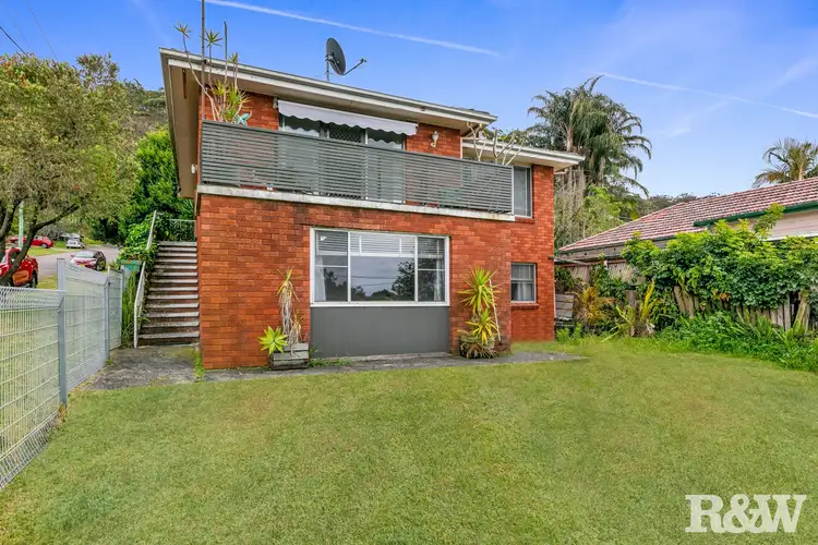 33 Nioka Avenue, Point Clare NSW 2250