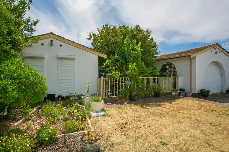 15 Pembury Road, Thornlie WA 6108