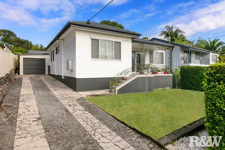 10 Collard Road, Point Clare NSW 2250