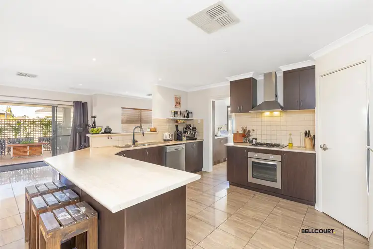 6 Savannah Circuit, Success WA 6164