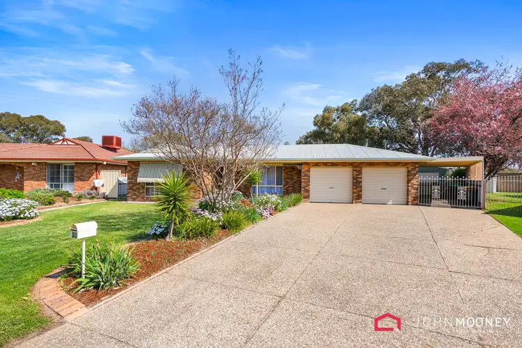 33 Warrambool Crescent, Glenfield Park NSW 2650