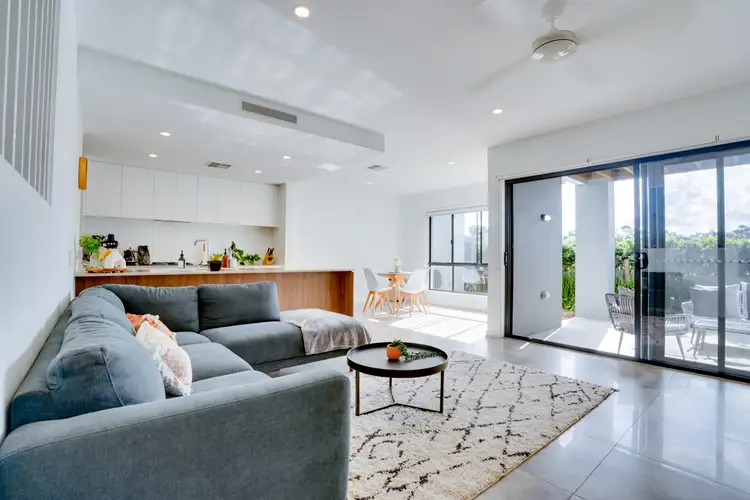 22/2 Flametree Cct, Arundel QLD 4214