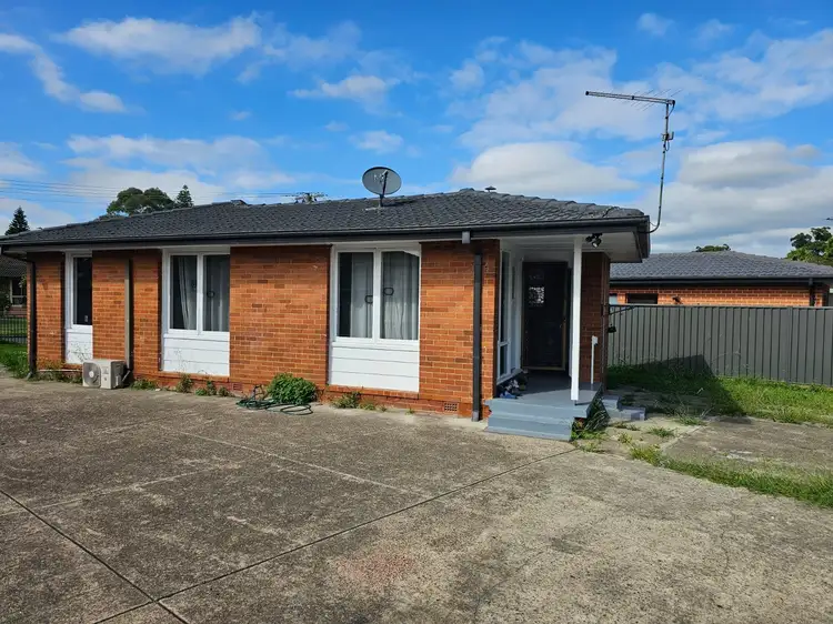 8 Redditch Crescent