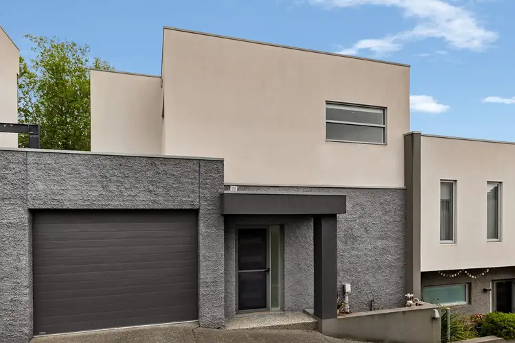 8/24 Laurence Avenue, Airport West VIC 3042