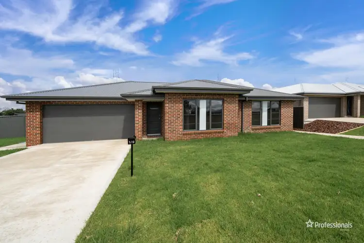 2/9 Colin Crescent, Armidale NSW 2350