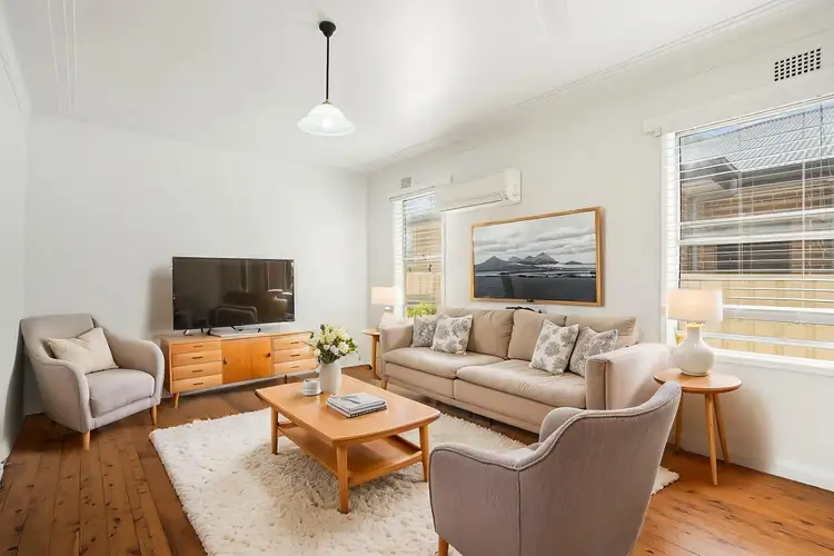 33 Kingston Street, Oak Flats NSW 2529