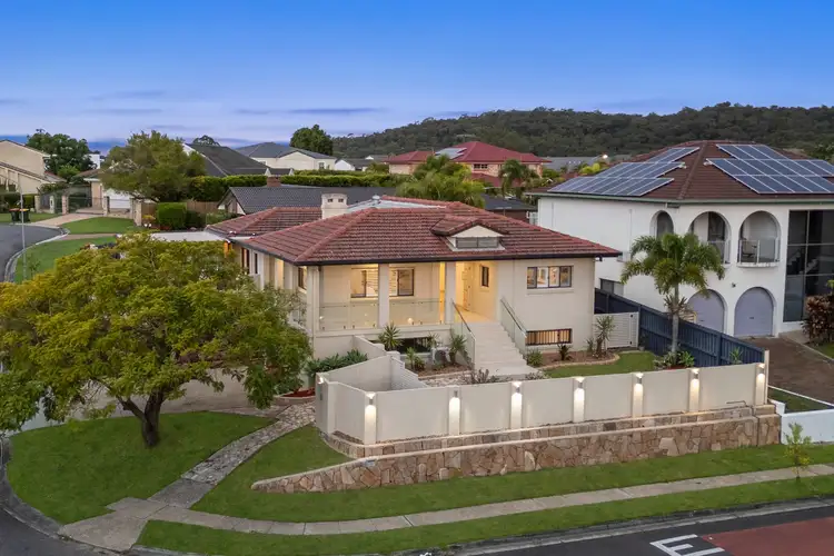1 Crookston Court, Carindale QLD 4152