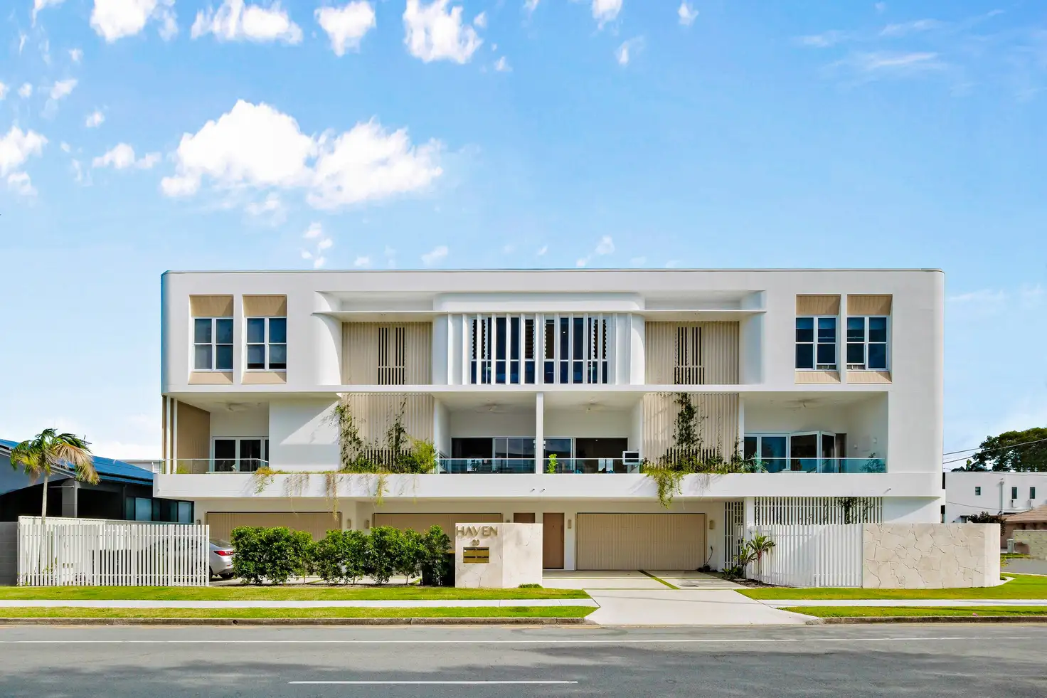 Main view of Homely townhouse listing, 2/402 Bayview Street, Paradise Point QLD 4216