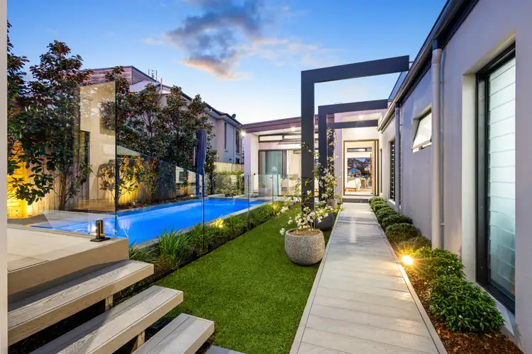 32 Coomaroo Crescent