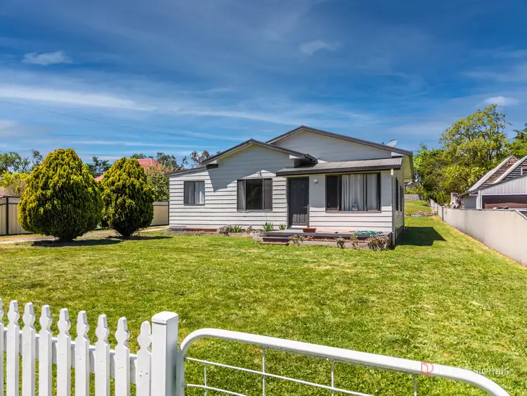 24 Queen Street, Uralla NSW 2358