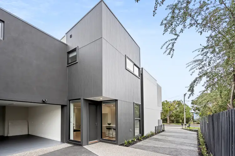 2/2a Warrs Road, Maribyrnong VIC 3032