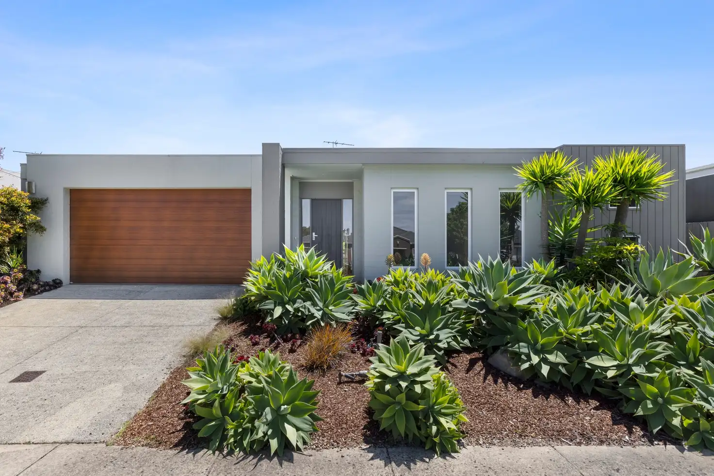 Torquay 5Moenga Indoor–Outdoor Living, Naturally